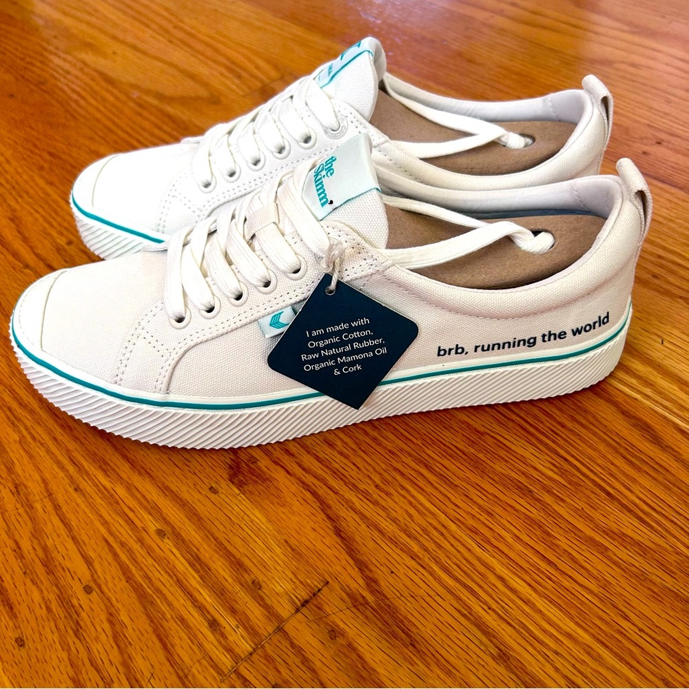 Cariuma The Skimm Low Cut Sneaker - Picture 2 of 7